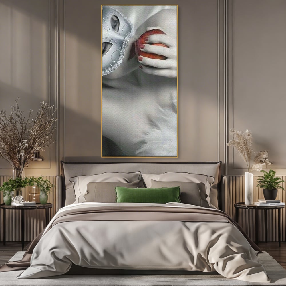 Tablou canvas cu tablou canvas cu masca si mar, in rama de aluminiu auriu, pe perete intr-un dormitor
